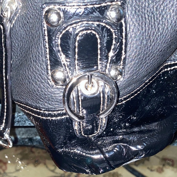 Luce Black Pebble Leather Shoulder Bag. - Picture 4 of 11